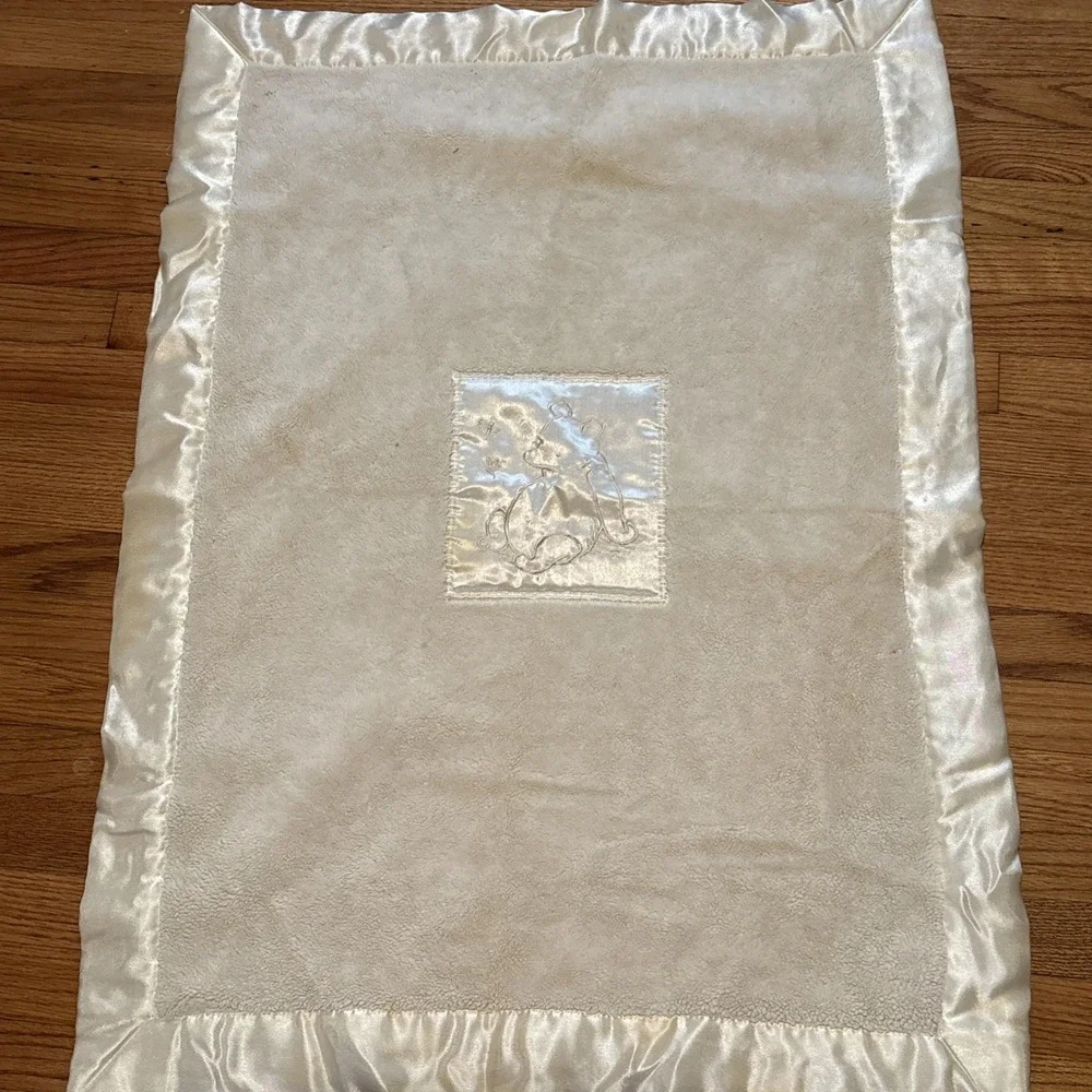 Disney Classic Winnie Pooh Cream Baby Blanket Embroidered Bees Satin Trim